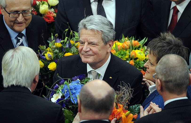 Joachim Gauck ist neuer Bundespräsident. Die
Bundesversammlung wählte den früheren DDR-Bürgerrechtler am Sonntag
mit großer Mehrheit zum Nachfolger von Christian Wulff. Der
72-Jährige erhielt 991 von 1228 gültigen Stimmen, das entspricht
einer Zustimmung von gut 80 Prozent. Für Gaucks Gegenkandidatin Beate
Klarsfeld votierten 126 Delegierte.