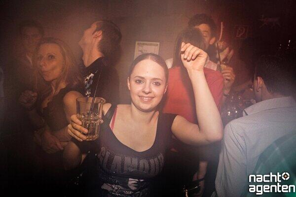 DJane. Jung. Attraktiv. Simina Grigoriu heizte dem Partyvolk am Samstag im Harry Klein ein. Weitere Bilder von dieser Party auf: www.nachtagenten.de