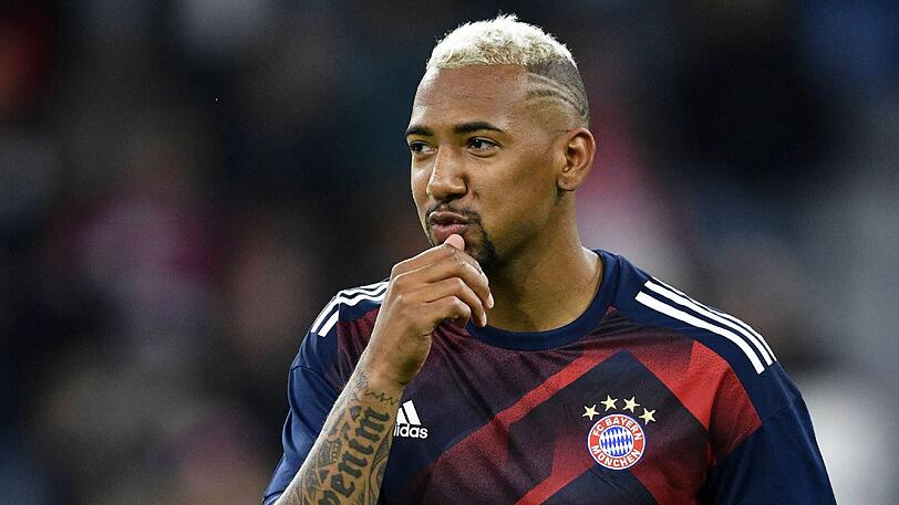 Ende August 2017 kam Weltmeister Jerome Boateng mit blondem Haupthaar an die Säbener - jedoch betraf das nur den Schopf, nicht die Seiten des Haupthaars. Wochenlang spielte der Innenverteidiger in dem neuen Look, ehe sein Friseur doch wieder einen anderen Farbton für besser erachtete - gemeinsam mit Boateng freilich.