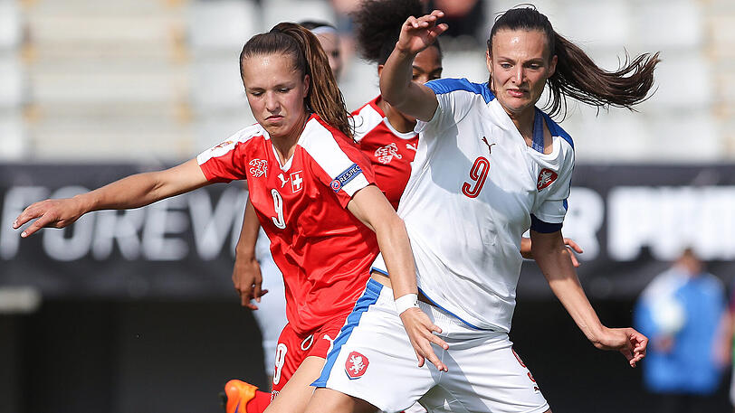 Lucie Vonkova (rechts) im Trikot der tschechischen Nationalmannschaft - im WM-Qualifikationsspiel gegen die Schweiz am 4. Juni 2016.