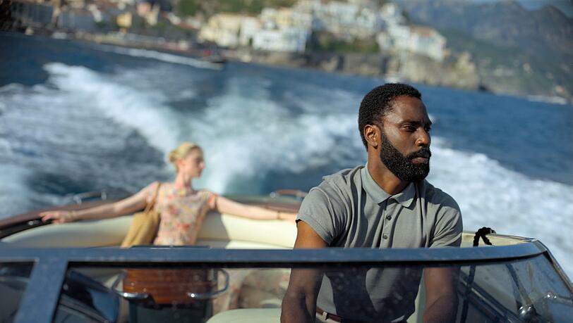 Rasante Action: Elizabeth Debicki und John David Washington in einer Szene des Films &bdquo;Tenet&ldquo;.