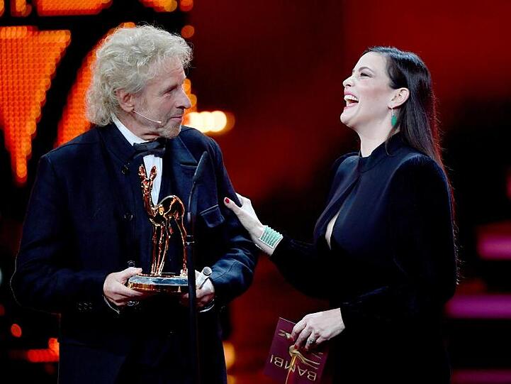 Mit seiner Villa sind auch seine Bambis verbrannt. Von Hollywood-Star Liv Tyler bekommt Thomas Gottschalk Ersatz.