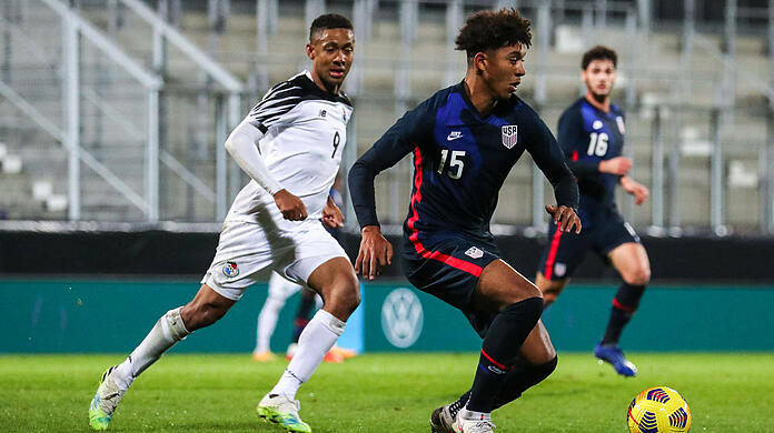 Bayern-Youngster Chris Richards ist gegen Panama erstmals für die amerikanische A-Nationalmannschaft aufgelaufen.
