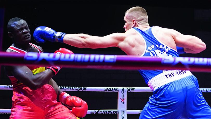 Vielen Münchnern vielleicht gar nicht bewusst: Der Löwe boxt auch. Das Bild zeigt den Sechzger-Schwergewichts-Boxer Kenan Husovic (rechts) bei einem freundschaftlichen Kampf mit Philipp Ayeh Tatteh im Rahmen eines Festivals in den Kammerspielen (!) im Januar 2020. Vielen Münchnern vielleicht gar nicht bewusst: Der Löwe boxt auch. Das Bild zeigt den Sechzger-Schwergewichts-Boxer Kenan Husovic (rechts) bei einem freundschaftlichen Kampf mit Philipp Ayeh Tatteh im Rahmen eines Festivals in den Kammerspielen (!) im Januar 2020.