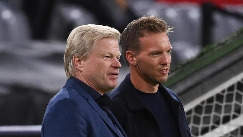 Julian Nagelsmann und Vorstandsmitglied Oliver Kahn (l) unterhalten sich.