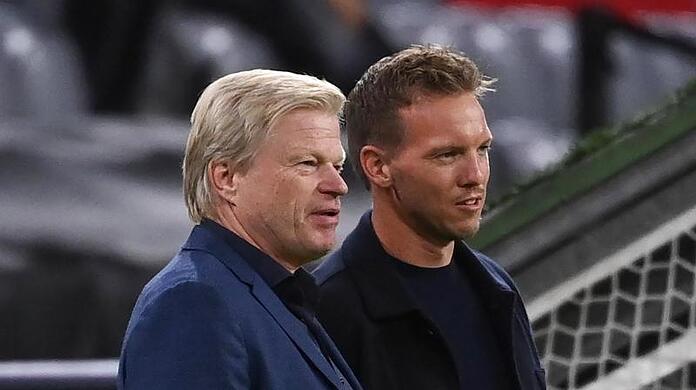 Julian Nagelsmann und Vorstandsmitglied Oliver Kahn (l) unterhalten sich.