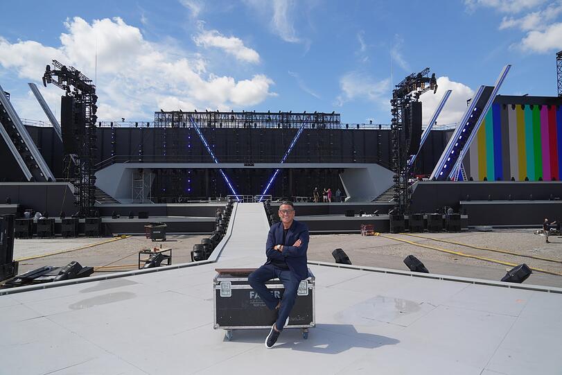 Veranstalter Klaus Leutgeb sitzt dort, wo bald Helene Fischer, Robbie Williams und Andreas Gabalier auftreten werden.
