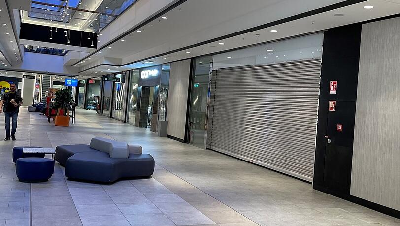Rollos unten: Mindesten zehn Geschäfte stehen in dem Einkaufszentrum an der Theresienwiese leer.