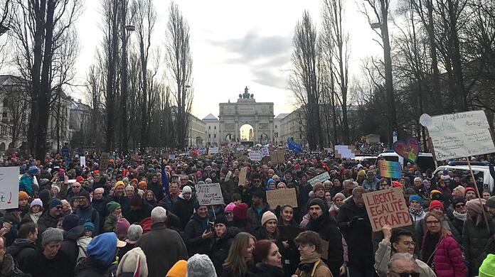 Die Demonstration "Gemeinsam gegen rechts" musste wegen zu vieler Teilnehmer abgesagt werden. Die Veranstalter sprachen von 250.000 Teilnehmern.