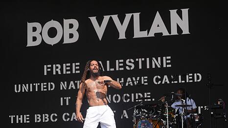 Ein Mitglied der Gruppe Bob Vylan rief das Publikum in Glastonbury dazu auf "Death, death to the IDF" (Tod dem israelischen Militär) zu skandieren.