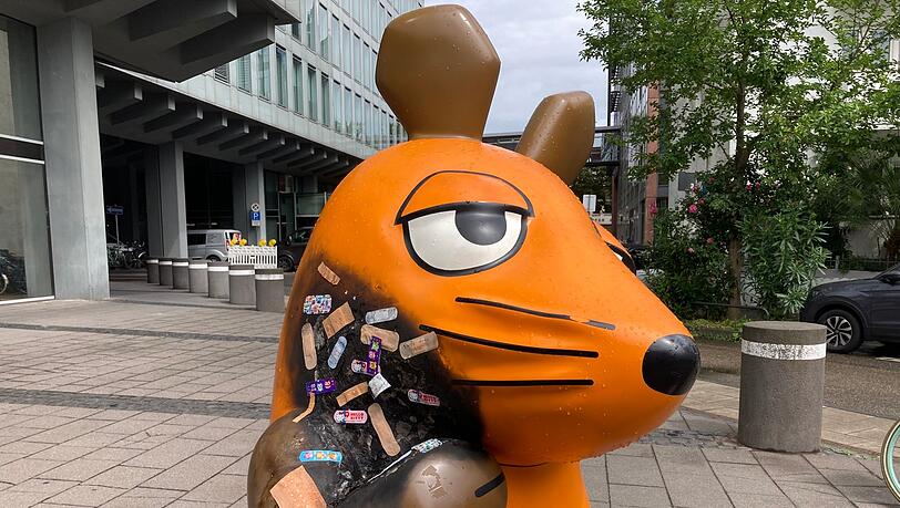 Die Maus-Figur vor dem WDR-Gebäude in Köln wurde mit vielen Pflastern versorgt.
