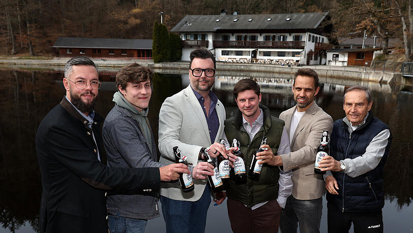 Die drei neuen Wirte, die Hausbesitzer und ein Paulaner-Mann sto&szlig;en auf die Zukunft im Waldhaus am Deininger Weiher an.