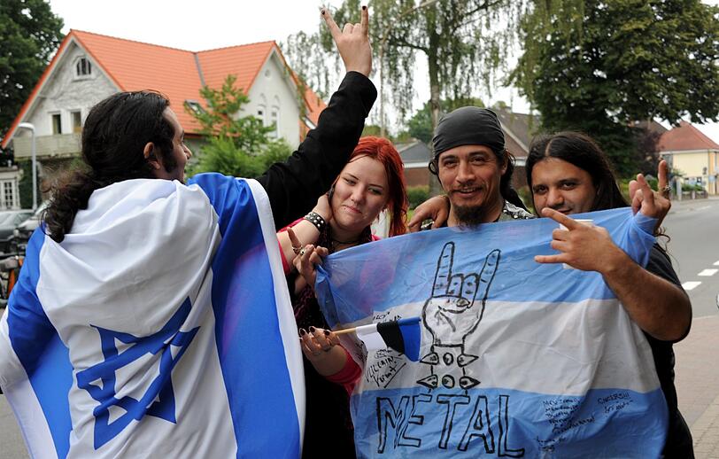 Azazel ist extra aus Israel angereist, Ester kommt aus Estland. Sie feiern mit dem Kurden Ferhan und Dario aus Argentinien.