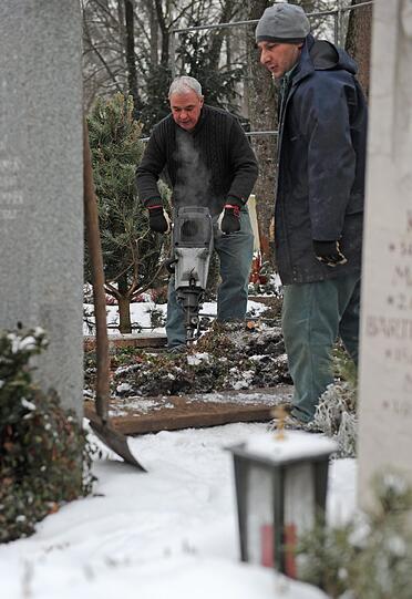 Westfriedhof: Hier werden die Gräber wegen des Frosts mit Presslufthammer ausgehoben