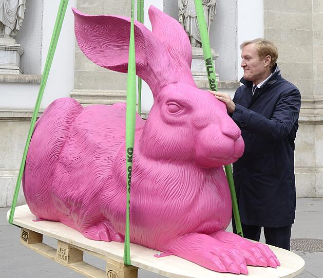 Der Museumsdirektor der Albertina in Wien steht neben einer pinken Hasen-Skulptur von Ottmar Hoerl, der diesen nach dem "Feldhasen"-Gemälde von Dürer neu formte.