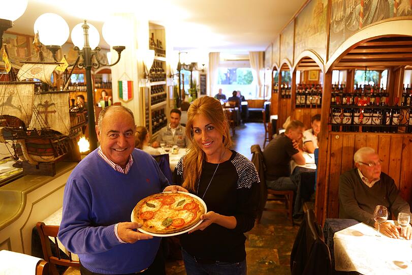 Mario Gargiulo und Tochter Marie-Lisa mit ihrer Lieblingsgpizza, der Sorrentina: Kirschtomaten, Mozzarella, Basilikum.