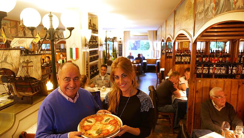 Mario Gargiulo und Tochter Marie-Lisa mit ihrer Lieblingsgpizza, der Sorrentina: Kirschtomaten, Mozzarella, Basilikum.