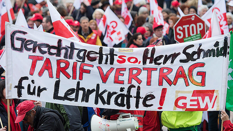 Mehr Geld im öffentlichen Dienst - nur die Lehrer fühlen sich hintergangen. Mehr Geld im öffentlichen Dienst - nur die Lehrer fühlen sich hintergangen.