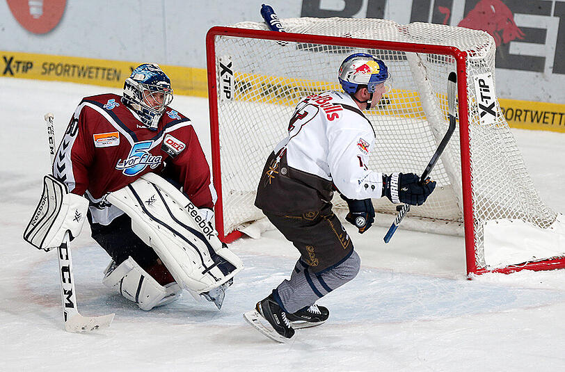 Die Erlösung: Michael Wolf erzielt das Siegtor zum 4:3 des EHC München gegen die Hamburg Freezers.