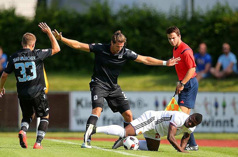 Am Freitagabend fand das Testspiel zwischen dem TSV 1860 und dem FC Basel statt. Sascha Mölders rettete den Löwen durch ein Tor in den letzten Minuten das 1:1-Unentschieden. Die Bilder.