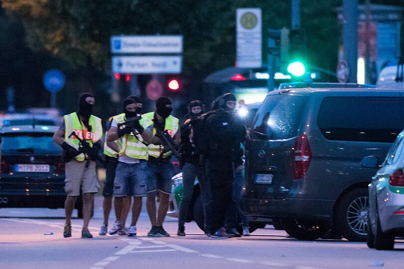 2300 Polizisten sind in dieser Nacht im Einsatz, darunter die Antiterroreinheit GSG9, SEKs und eine österreichische Elite-Einheit.