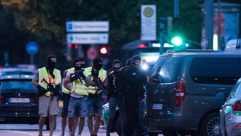 2300 Polizisten sind in dieser Nacht im Einsatz, darunter die Antiterroreinheit GSG9, SEKs und eine österreichische Elite-Einheit. 2300 Polizisten sind in dieser Nacht im Einsatz, darunter die Antiterroreinheit GSG9, SEKs und eine österreichische Elite-Einheit.