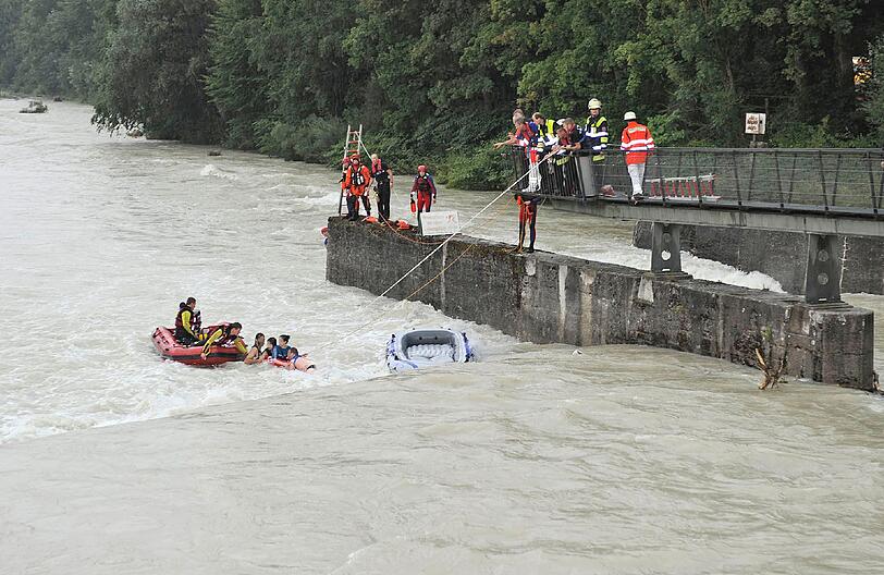 Schiffbruch auf der Isar. Die Bilder von den Rettungseinsätzen.