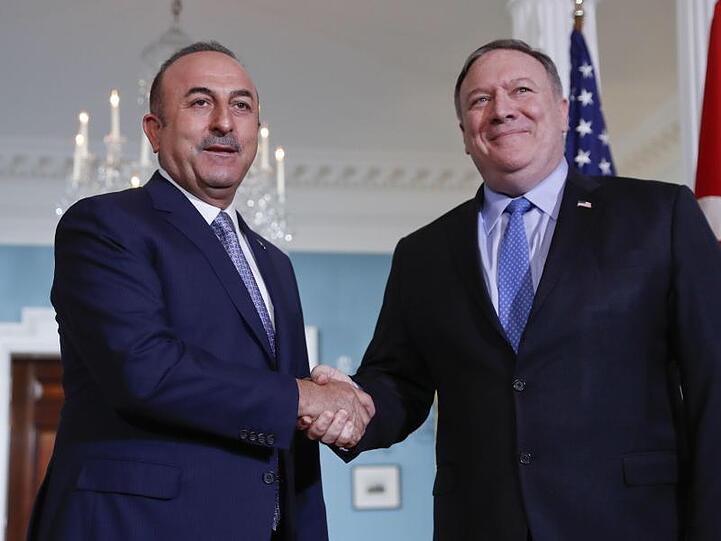 Dem türkischen Außenminister Mevlüt Cavusoglu (l) zufolge will die Türkei sich die Option offenhalten, die UN um eine internationale Untersuchung zu bitten, falls sich die Zusammenarbeit mit Saudi-Arabien bei der Aufklärung des Falles nicht verbessern sollte.