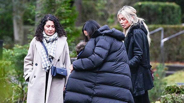 Rafaella Nussbaum mit Freundinnen und Sohn am Grab ihres Ehemannes. Rafaella Nussbaum mit Freundinnen und Sohn am Grab ihres Ehemannes.