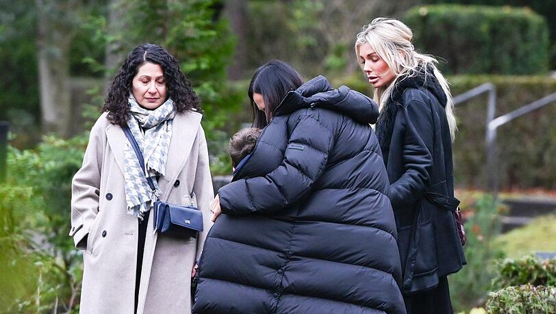 Rafaella Nussbaum mit Freundinnen und Sohn am Grab ihres Ehemannes.