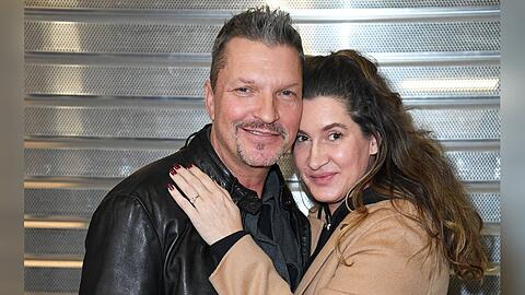 Hardy Kr&uuml;ger mit Ehefrau Alice Kr&uuml;ger beim Dschungelcamp-Abflug der Kandidaten.