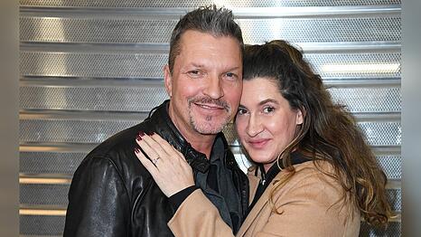 Hardy Kr&uuml;ger mit Ehefrau Alice Kr&uuml;ger beim Dschungelcamp-Abflug der Kandidaten.