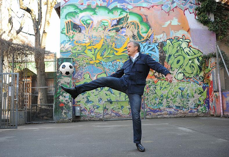In die Autoren-Nationalmannschaft wurde Axel Hacke noch nicht berufen, das Fußball-Ballett aber hat er drauf &ndash; hier beim Kicken auf dem Bolzplatz an der Glockenbach-Werkstatt, Müllerstraße.