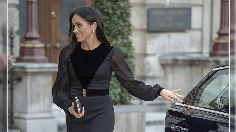 Meghan Markle schließt eine Autotür.