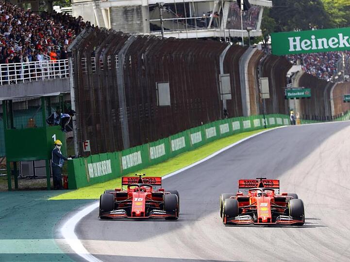 In Brasilien krachten die Ferrari-Piloten Sebastian Vettel (r) und Charles Leclerc zusammen.