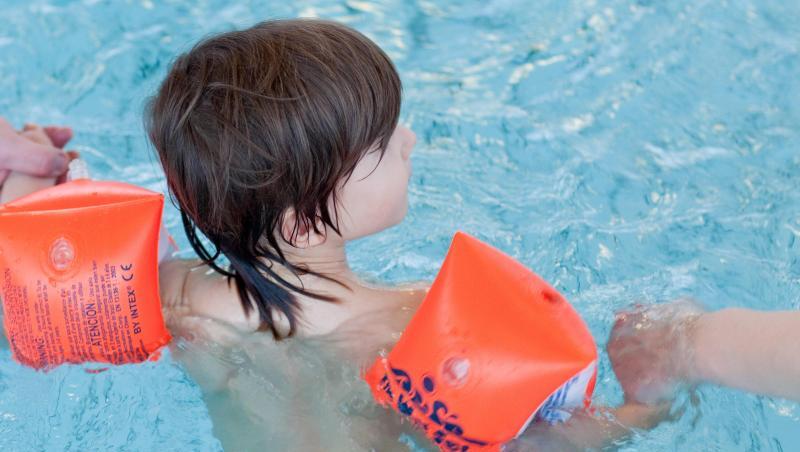 Eine Junge lernt mit Schwimmflügeln schwimmen. Foto: Patrick Pleul/dpa-Zentralbild/dpa/Symbolbild Eine Junge lernt mit Schwimmflügeln schwimmen. Foto: Patrick Pleul/dpa-Zentralbild/dpa/Symbolbild