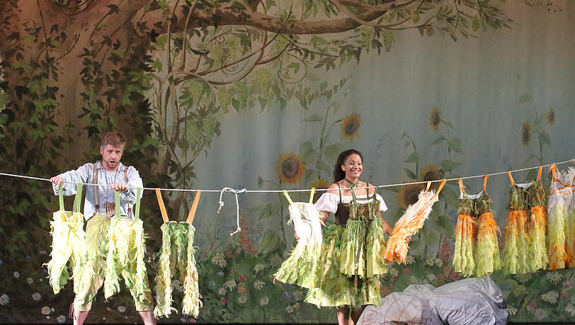 Die Kinder von Papageno (Michael Nagy) und Papagena (Georgina Melville) lassen sich pandemiebedingt von ihrer Schmutzwäsche vertreten