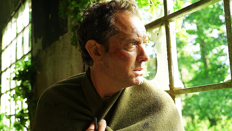 Jude Law als der auf Osea Island gestrandete Sam Jude Law als der auf Osea Island gestrandete Sam