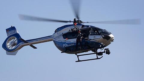 Auch ein Polizeihubschrauber war im Rahmen der Fahndung im Einsatz. (Symbolbild)