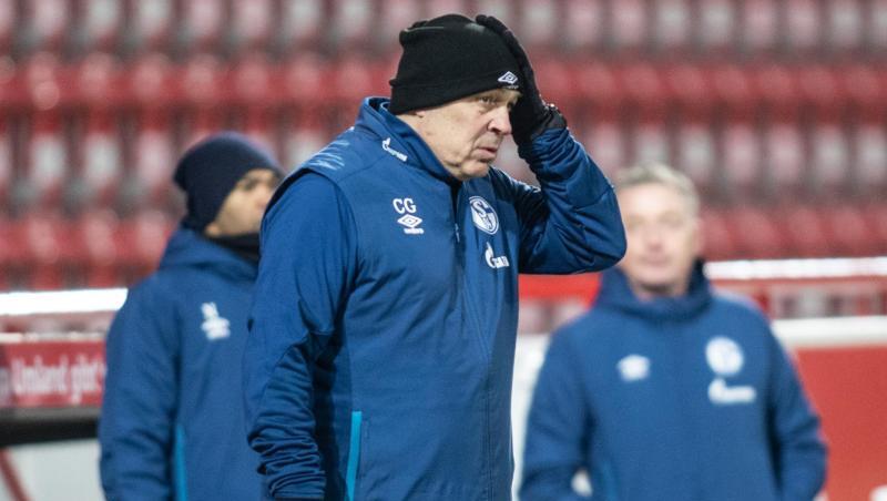 Trainer Christian Gross vom FC Schalke 04 fasst sich an den Kopf.