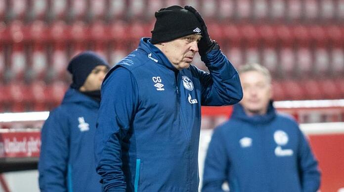 Trainer Christian Gross vom FC Schalke 04 fasst sich an den Kopf.