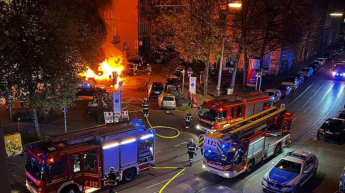 Vier Autos brannten in der Klenzestraße