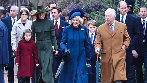 Gut gelaunt schritt die britische Königsfamilie im vergangenen Jahr zum Weihnachtsgottesdienst in der Kirche St. Mary Magdalene. Dieser steht auch 2023 wieder auf dem Programm der Royals.