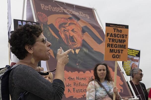 Anti-Trump-Protest in Washington DC. Auf den Plakaten wird Trump mit Hitler verglichen.