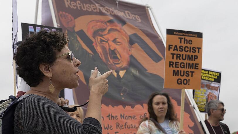 Anti-Trump-Protest in Washington DC. Auf den Plakaten wird Trump mit Hitler verglichen. Anti-Trump-Protest in Washington DC. Auf den Plakaten wird Trump mit Hitler verglichen.