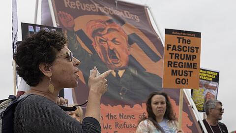 Anti-Trump-Protest in Washington DC. Auf den Plakaten wird Trump mit Hitler verglichen.