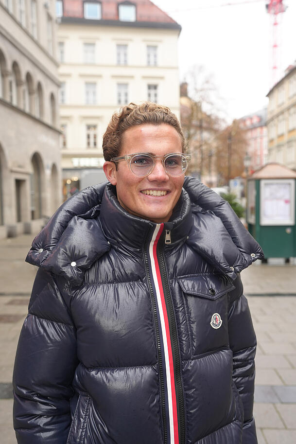 Yanis (21) findet die Werbung „etwas zu viel des Guten“.