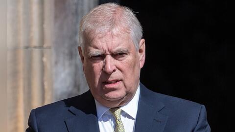 Andrew Mountbatten-Windsor ist &uuml;ber den Epstein-Skandal tief gefallen.