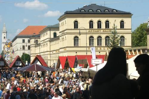 Am Odeonsplatz drängten sich die Leute vor den Buden der Handwerker.