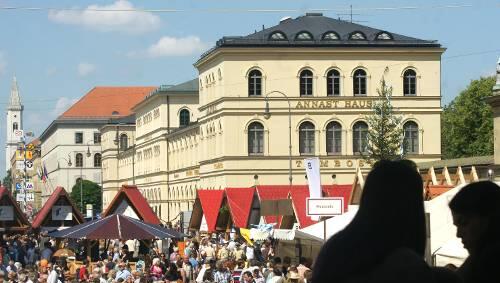 Am Odeonsplatz drängten sich die Leute vor den Buden der Handwerker. Am Odeonsplatz drängten sich die Leute vor den Buden der Handwerker.